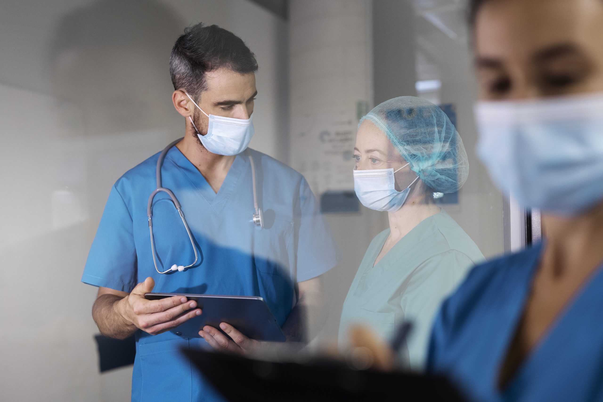 side-view-nurses-with-face-masks